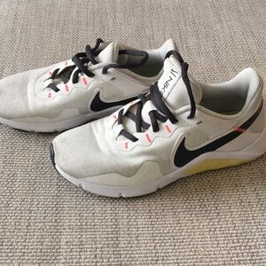 Nike legend woman 7 White and Black Sneakers with Pink Accents